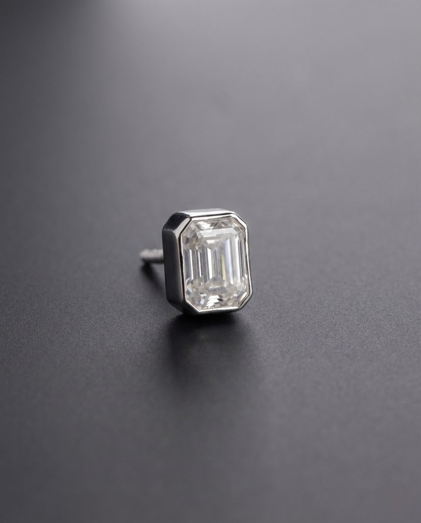 Noble Emerald Bezel Men's Earring (Single Piece)