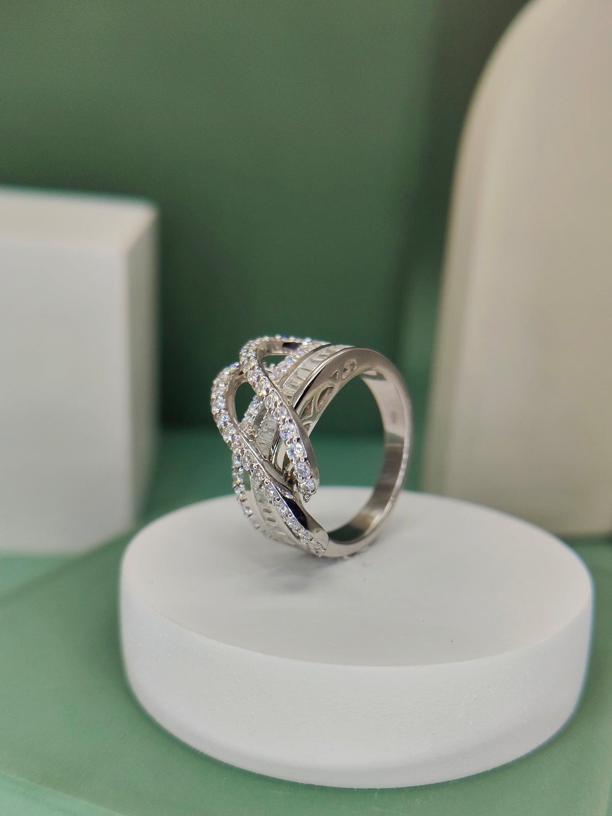 Twisted Elegance Moissanite