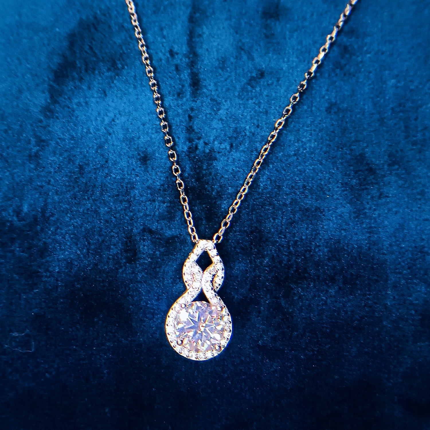 Chic Solitaire Centerpiece Pendant