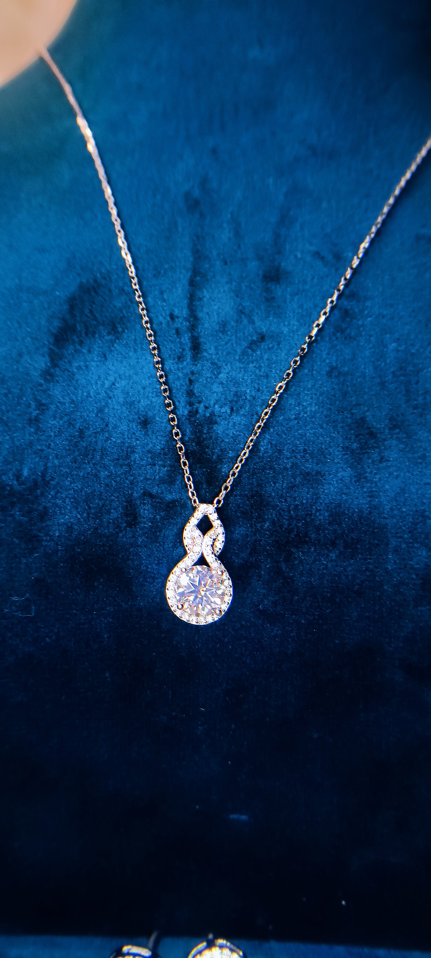 Chic Solitaire Centerpiece Pendant