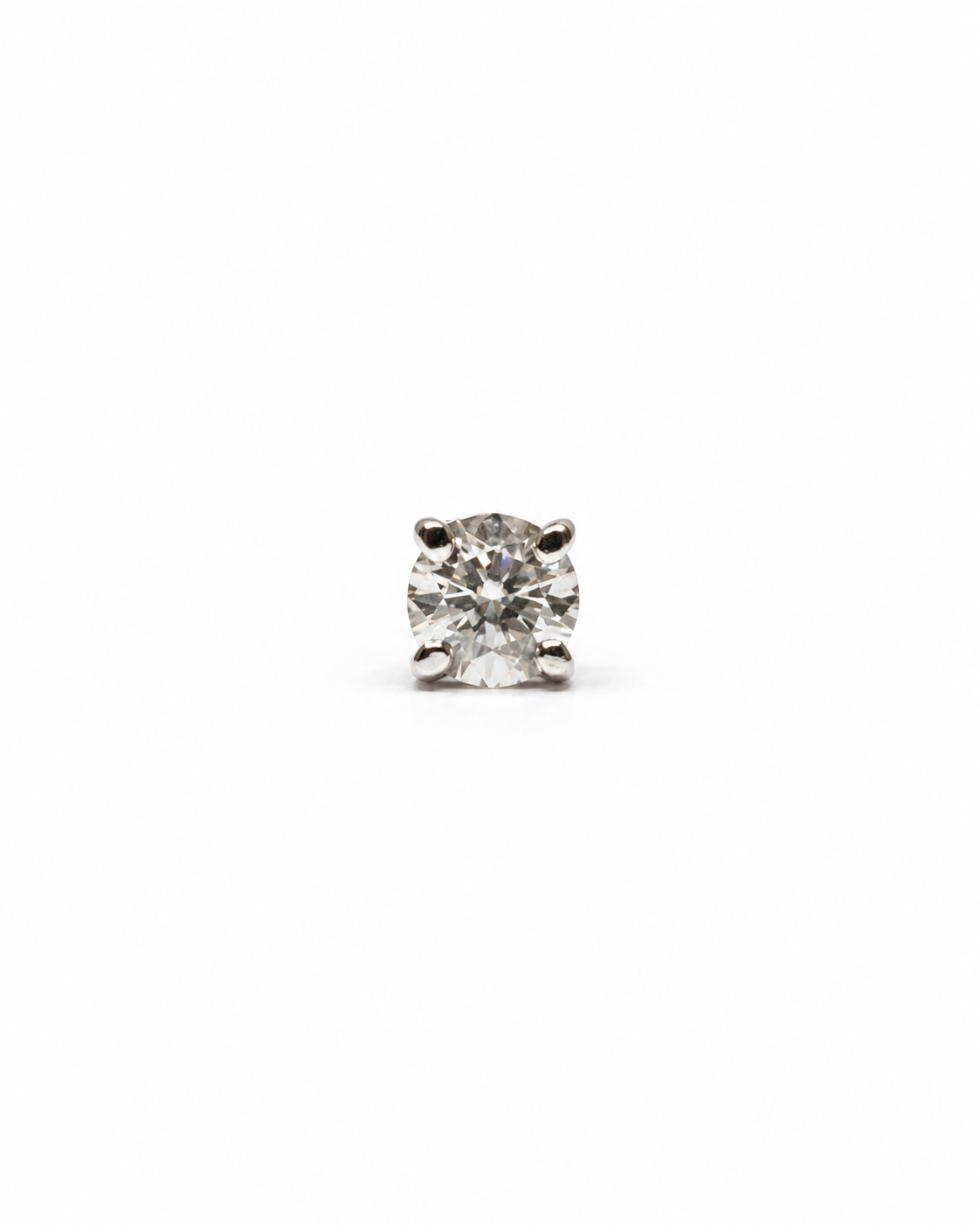 Elegant Moissanite Nosepin front detail