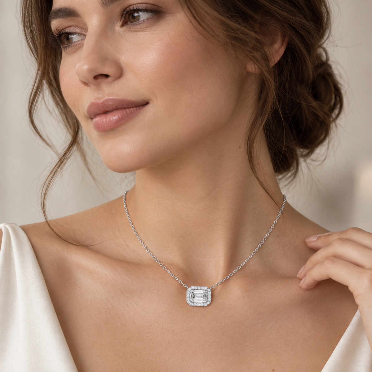 Emerald Lay Orbit Pendant – product view 3